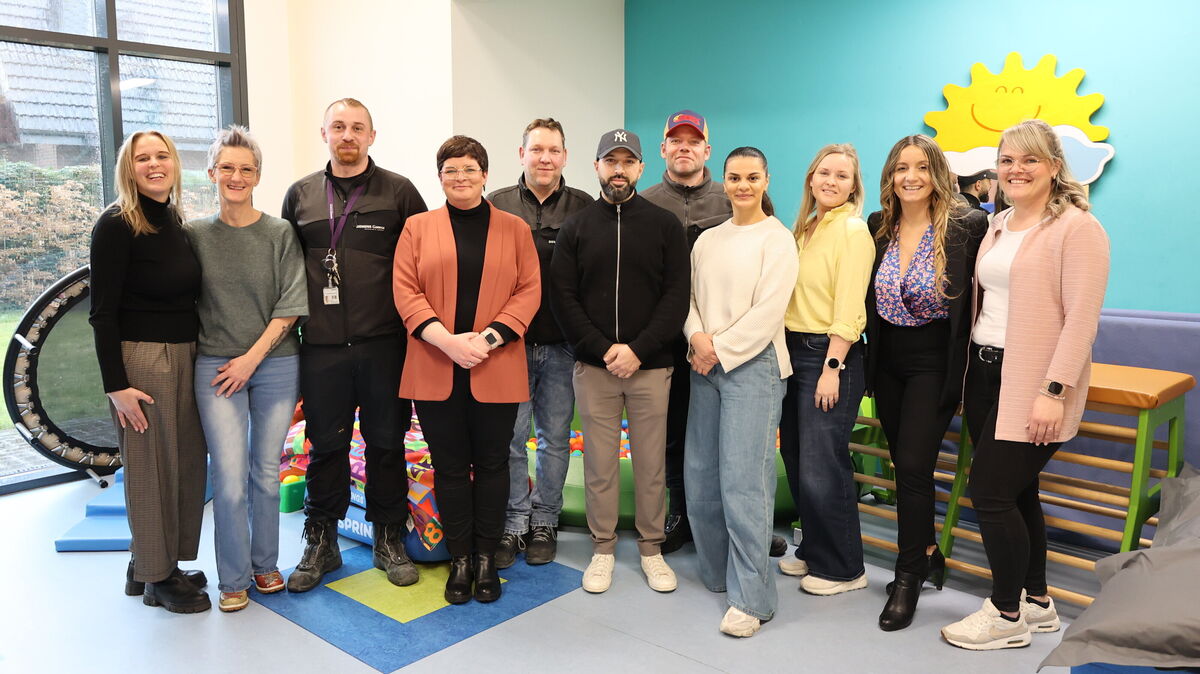 Eine Delegation des Siemens Gamesa Teams (Finish/Paint) überreichte die Spende an das Kinderhospiz Cuxhaven/Bremerhaven. Foto: Larschow