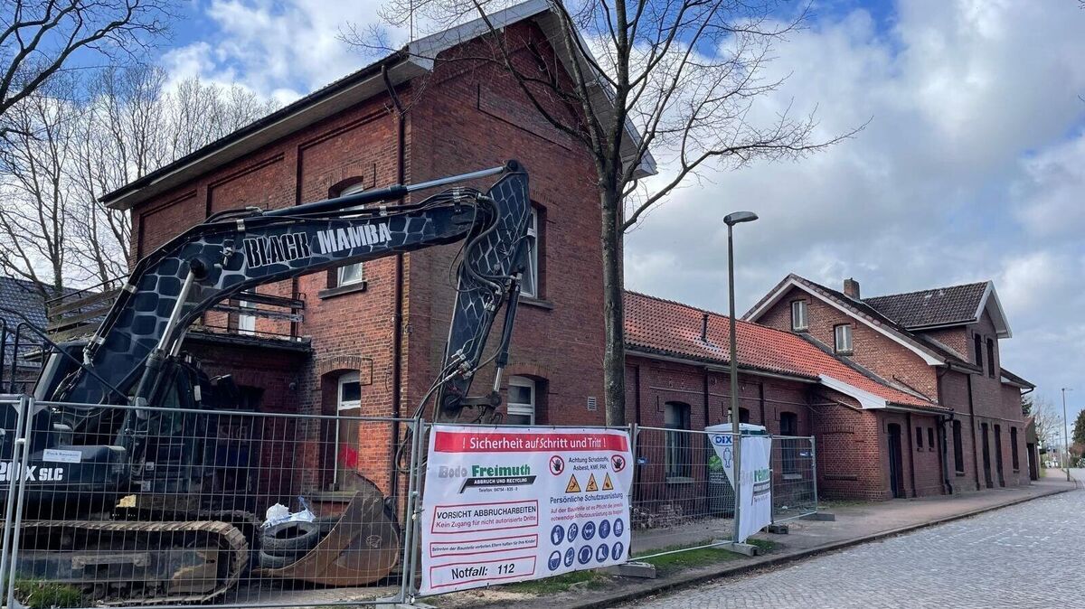 Der Bagger steht schon am Bahnhof, kann aber bisher nicht zum Einsatz kommen. Foto: Kramp