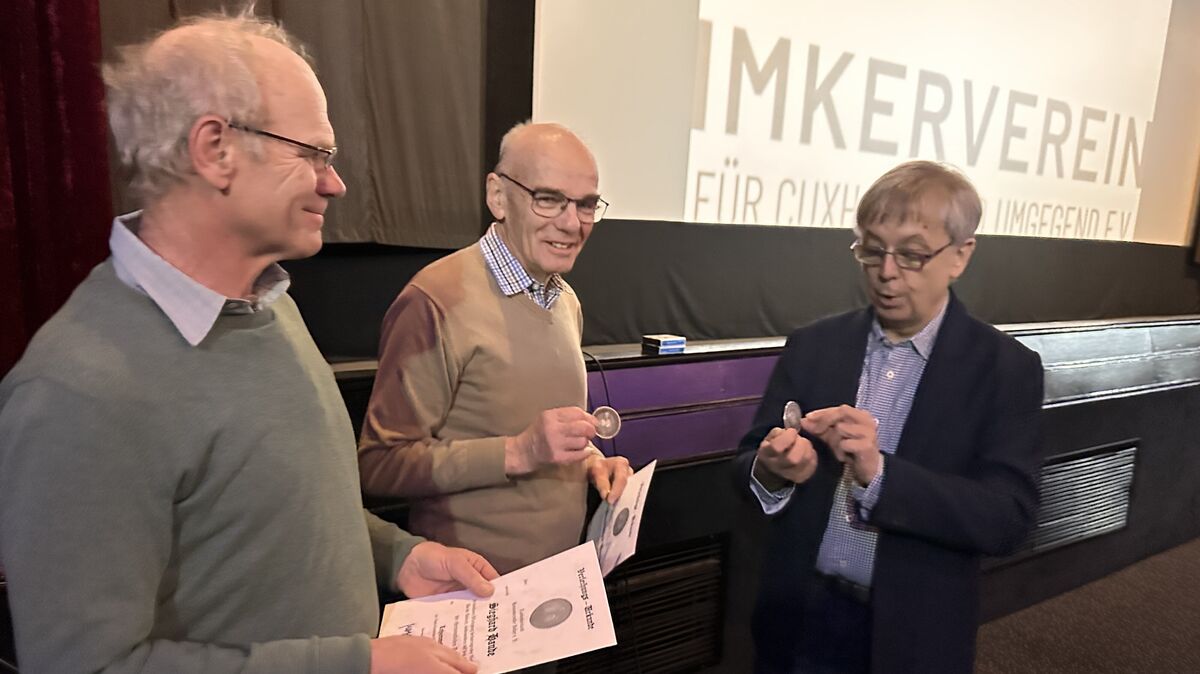 Jürgen Frühling (r.) übergab Urkunden und Medaillen an Sieghard (l.) und Dankward Haude. Foto: Reese-Winne