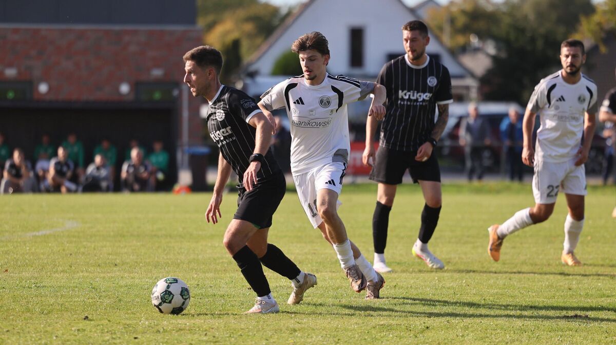 Auch Maximilian Denker (FC Cuxhaven) kam gegen den TSV Elstorf häufig einen Schritt zu spät – sinnbildlich für den Auftritt des Aufsteigers. Foto: May
