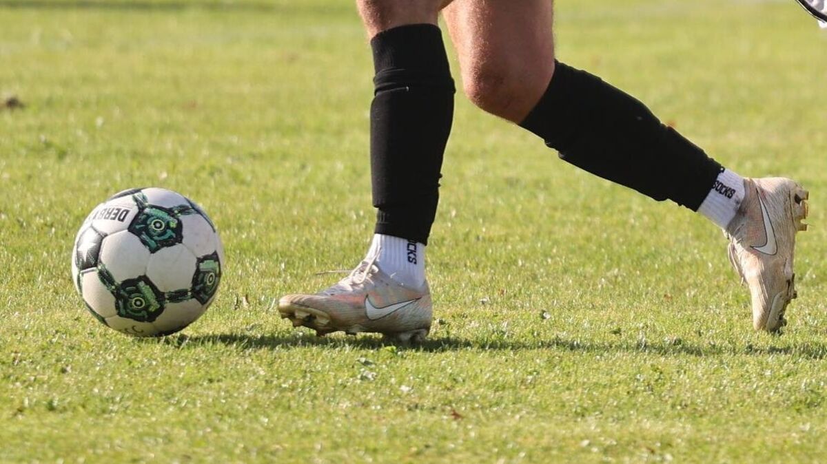 SV Spieka stürmt in beeindruckender Form voran, während der FC Wanna-Lüdingworth enttäuscht vom Platz geht. Foto: May