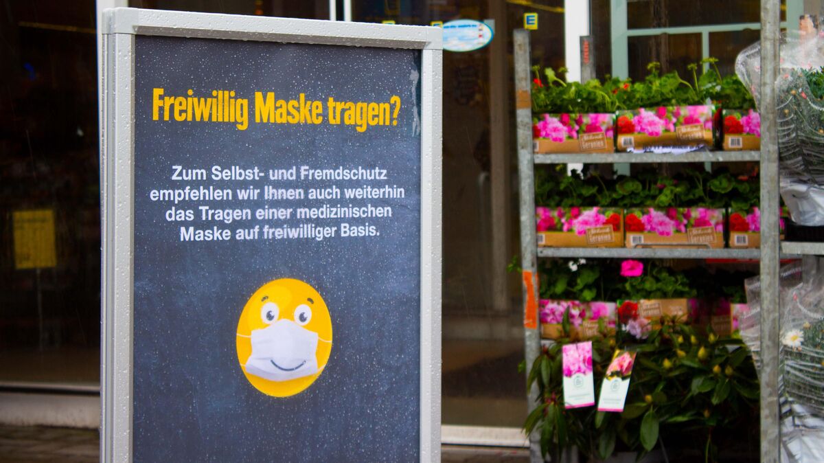 Seit dem Wegfallen der Maskenpflicht appellieren viele Geschäfte vor der Tür mit Schildern an die Kunden und empfehlen ihnen weiterhin eine Maske zu tragen. Der Mikrobiologe Professor Johannes Knobloch sagt, dass sei nur sinnvoll, bei richtiger Anwendung. Foto: Stoike
