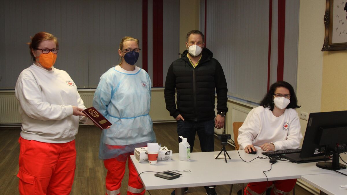 Manuel Burkert vom Corona-Testservice wollte die Zusammenarbeit nicht sang- und klanglos zu Ende gehen lassen und übergab Anja Dargys (l.), Sabine Torges und Sabrina Baumann (r.) eine Plakette, die an die Zeit der Teststation erinnern soll. Foto: Reese-Winne