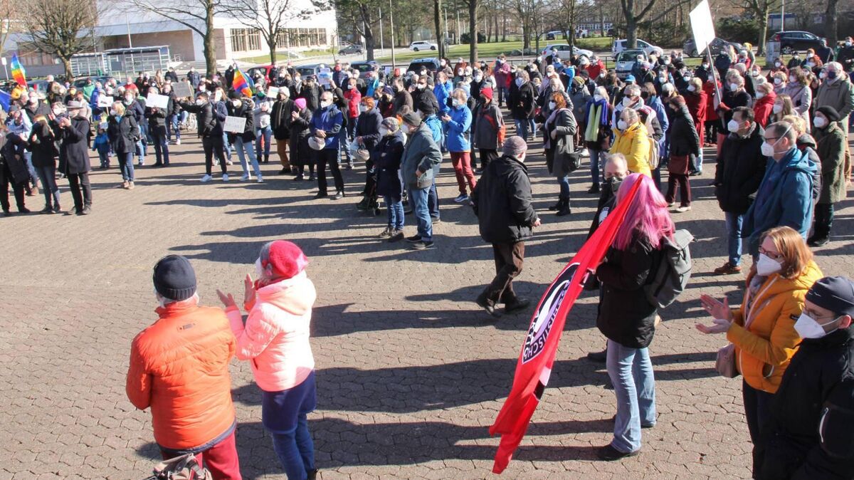 Bei einer Kundgebung anlässlich des Ukraine-Kriegs haben am Sonntag über 400 Menschen in Cuxhaven für Frieden demonstriert. Foto: Sassen