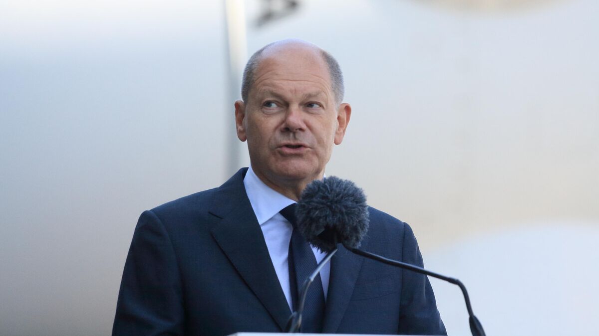 Bundeskanzler Olaf Scholz ist den zweiten Tag in Folge zu Besuch in Cuxhaven - dieses Mal aber mit Verspätung. Foto: Koppe