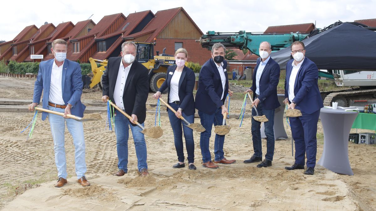 DRK-Geschäftsführer Volker Kamps. Oberbürgermeister Uwe Santjer, Johanna Kaller und Lutz Mosel (SeniorenConcept Bau GmbH) , Rolf Sünderbruch (Vorstand Weser-Elbe Sparkasse) und Kai Mangels (Vorstand Stadtsparkasse Cuxhaven, v. l.) beim Spatenstich auf dem Baugrundstück. Foto: Koppe