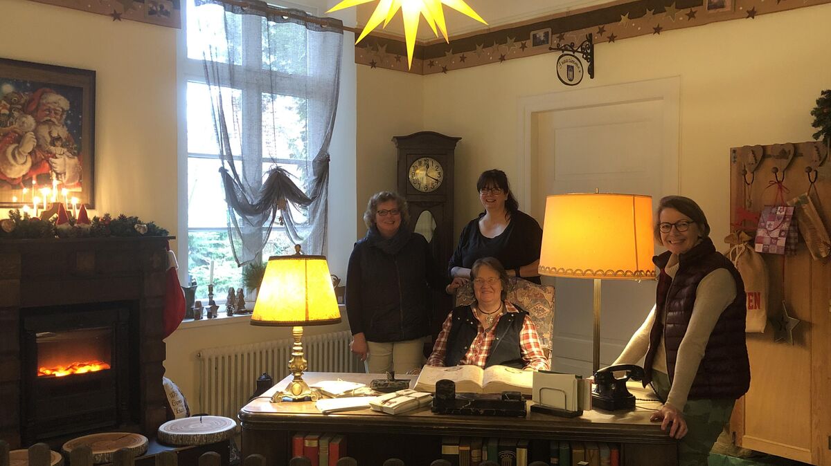 Der Weihnachtsmann kann einziehen: Fast fertig ist das Vierer-Team mit dem Schmücken der Weihnachtsmannstube in der Villa von Issendorff (von links): Petra Rath, Tanja Werner und Hildegard Schröder. Renate Weiler sitzt hinter dem Schreibtisch zur Probe. Foto: Klempow