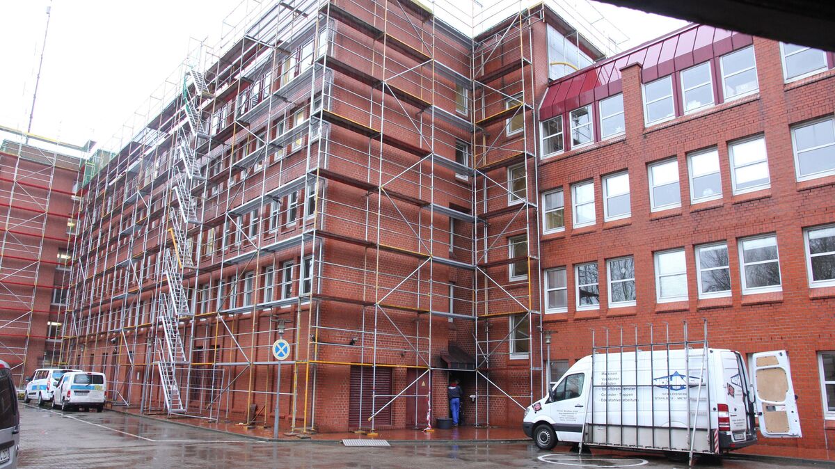 Der oder die Täter suchten sich den rückwärtigen Eingang zum Kreishaus für ihren Brandanschlag aus. Am Morgen nach der Tat sicherten Handwerker den Eingang provisorisch mit einer Holzplatte. Foto: Sassen