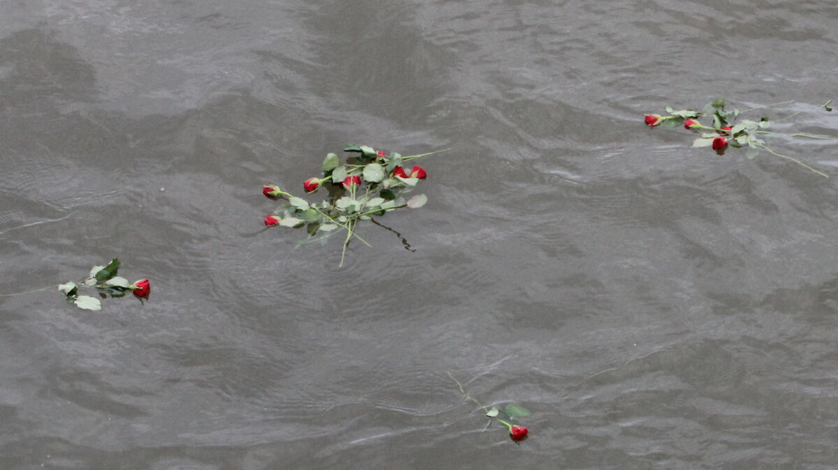 Rosen treiben an einer Stelle, über der zuvor eine Urne herabgelassen worden ist: In Cuxhaven ist die Seebestattung eine auch gesellschaftlich weit akzeptierte Beisetzungsform. Foto: Reese-Winne