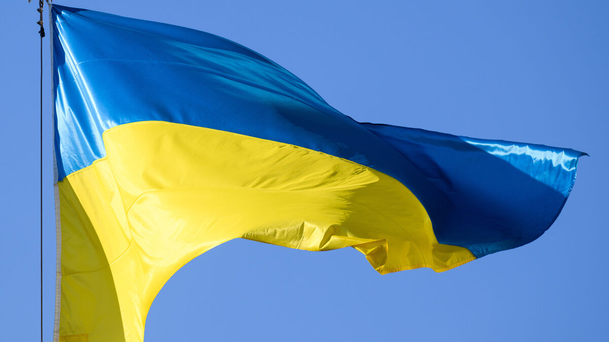 Eine Fahne der Ukraine weht als Zeichen der Solidarität mit den Menschen im Krieg. Foto: Michael / dpa