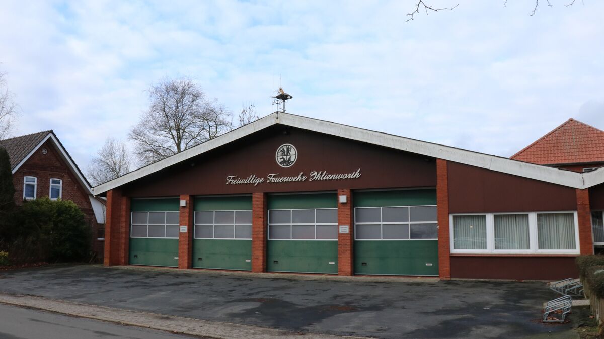 Das Ihlienworther Feuerwehrhaus ist nicht nur in die Jahre gekommen, sondern entspricht auch nicht mehr den Vorgaben für die Arbeit der Einsatzkräfte. Das soll sich nun ändern. Die Vorbereitungen für einen Neubau an gleicher Stelle laufen. Foto: Mangels