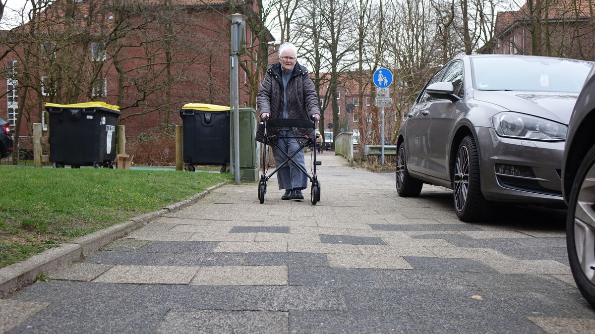 Erika Geerdes muss sich beim Überqueren des Gehweges vor ihrer Haustür sehr konzentrieren. Foto: Grell