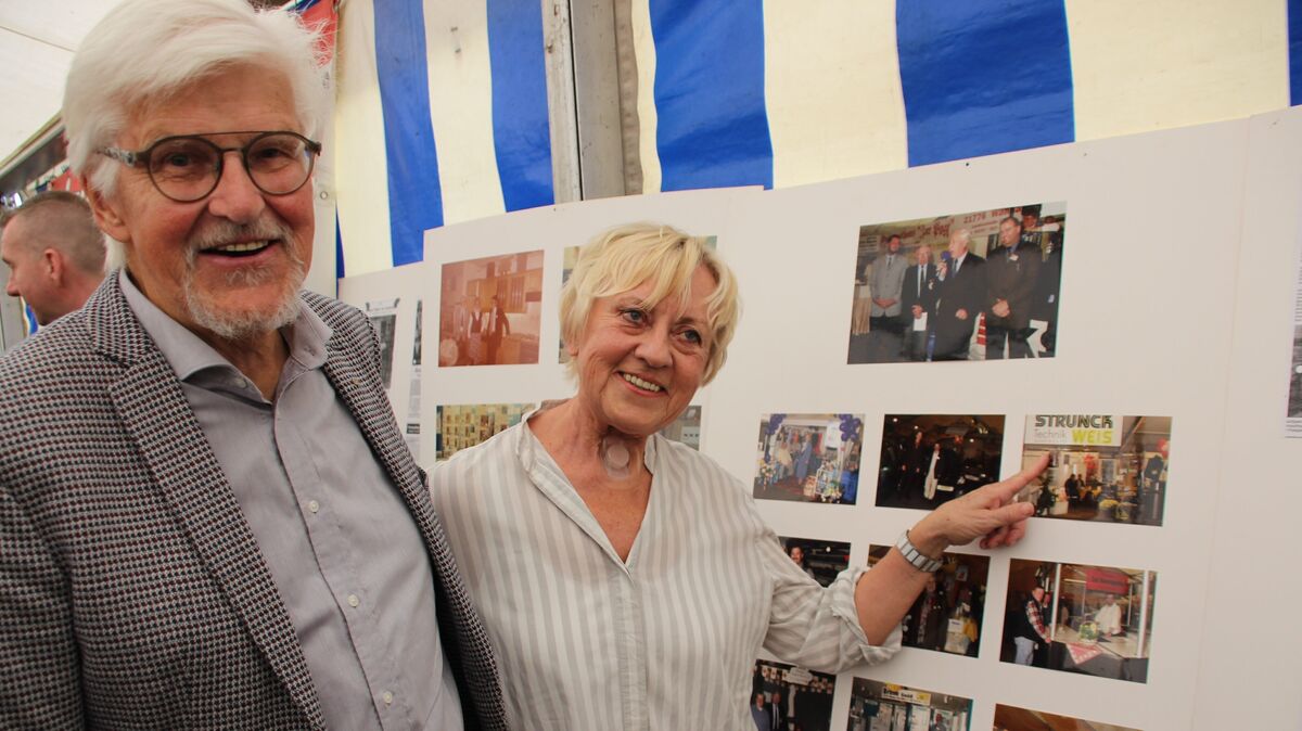 Reinhard Weis und seine Frau Petra, geborene Strunck, (Tochter von Werbewochen-Gründungsvater Adolf Strunck) fanden sich auf ausgestellten Bildern der wieder. Foto: Joppien