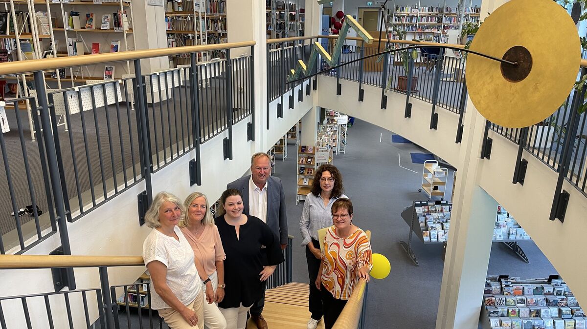 Die Räume der Stadtbibliothek wirken zeitlos frisch wie am ersten Tag - sie wünschen sich, dass sie künftig noch mehr als ein Ort zum Aufhalten und Treffen wahrgenommen wird: v.l. Ina Jäkel, Astrid Hebel, Stephanie Lüder (neue Leiterin), Uwe Santjer, Petra Wüst, Gabriele Hoffmann (Fachbereich Kultur). Foto: Reese-Winne