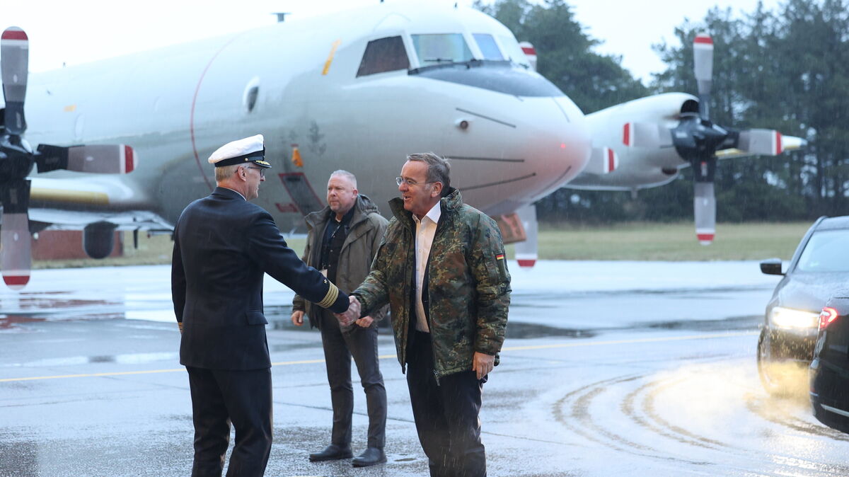 Verteidigungsminister Boris Pistorius (r.) wird vom Kommandeur der Marineflieger, Kapitän zur See Broder Nielsen, begrüßt. Pistorius plant den Ausbau des Stützpunktes in Nordholz. Foto: Larschow