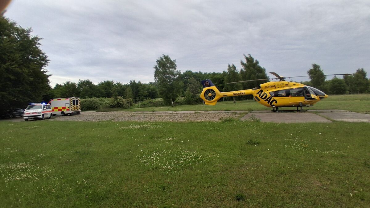 Zwei Rettungswagen und ein Hubschrauber waren am Sonntagabend am Kreidesee im Einsatz. Foto: Jürgen Lange