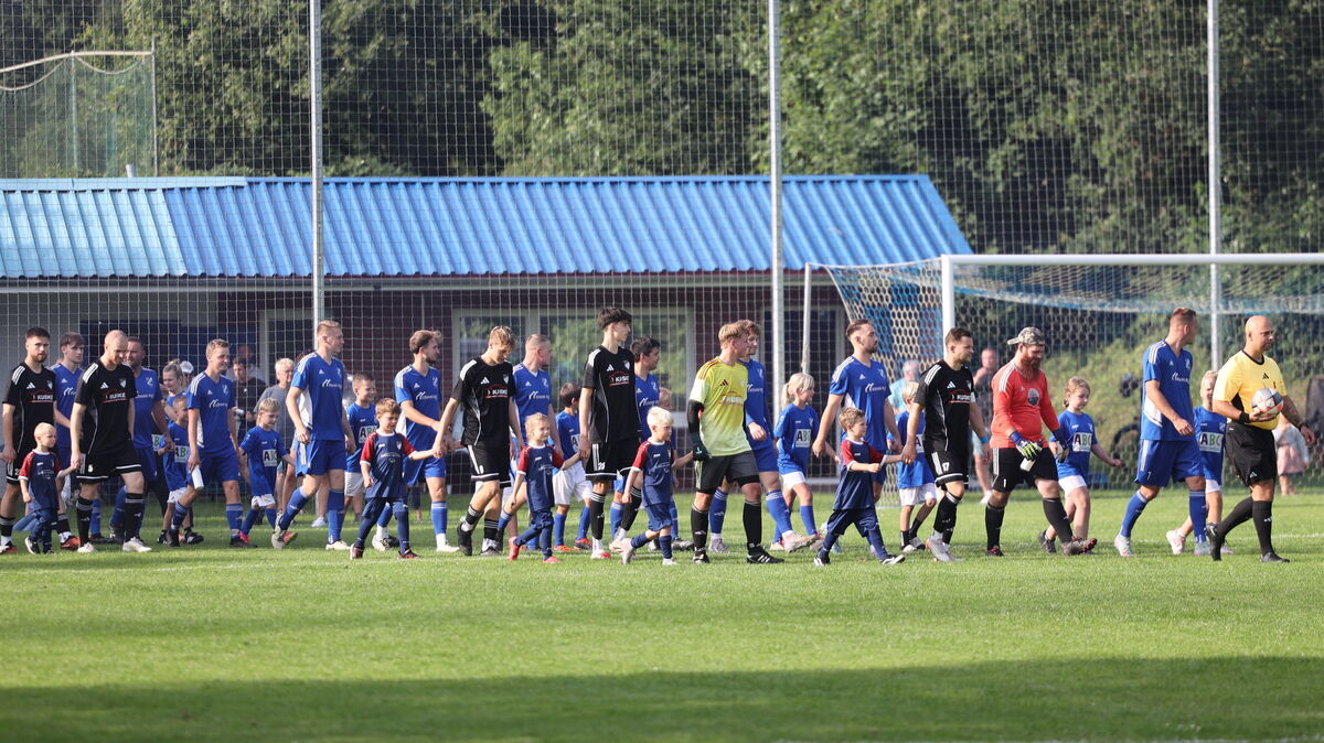 Einmarsch mit Einlaufkindern. Der SV Spieka sorgte zum Saisonauftakt für ein professionelles Umfeld beim Derby gegen die SG Nordholz/Oxstedt. Foto: May
