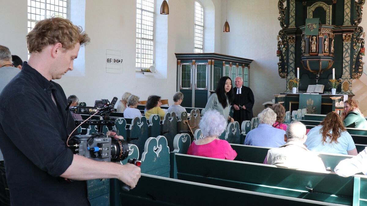 Achtung, Kamera läuft: In der Kehdingbrucher St.-Jürgen-Kirche wurde ein Gottesdienst mit dem früheren Pastor Bert Hitzegrad filmisch nachgestellt. Foto: Mangels