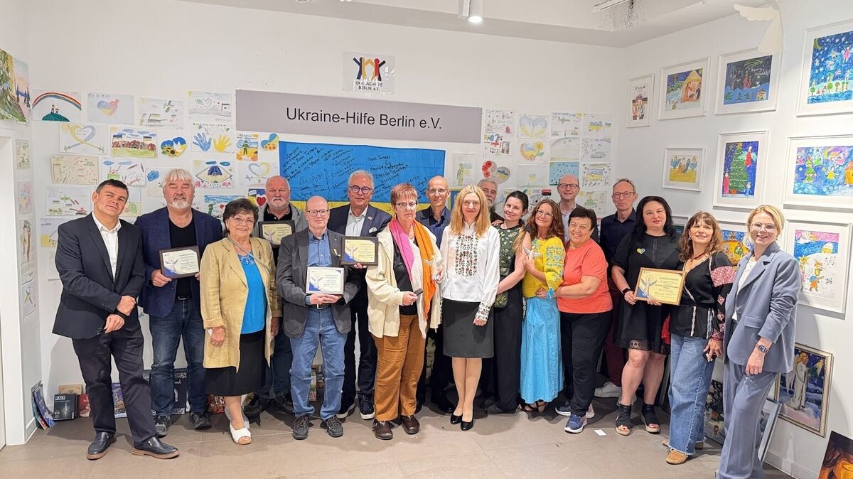 Marco Weber (5. v. l.) wurde in Berlin im Rahmen des Wettbewerbs „Charity Deutschland - Ukraine“ für sein soziales Engagement von der Ukraine-Hilfe Berlin e.V. ausgezeichnet. Foto: Olexander Melnyk