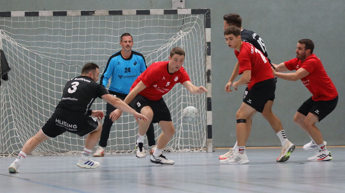 Die Abwehr steht: Torhüter Andreas Wittke und seine Vorderleute hatten großen Anteil am ersten Saisonsieg des TSV Altenwalde in der Handball-Landesliga. Foto: Unruh