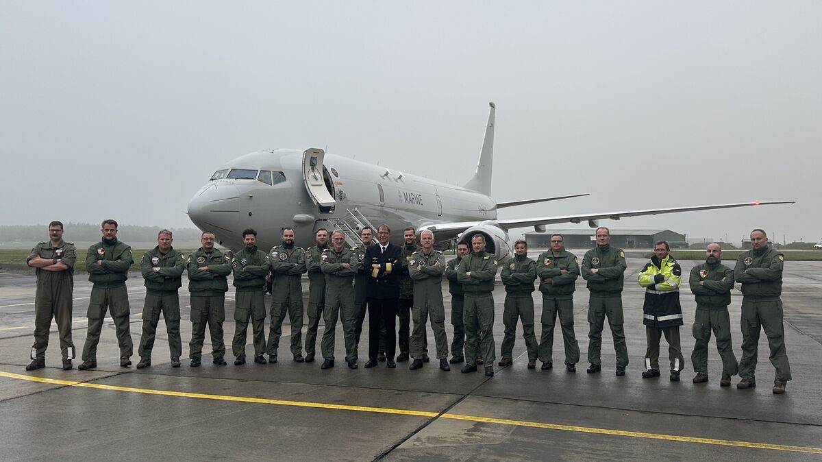 Crew und Gäste präsentierten sich in Nordholz vor dem neuen Flugzeug. Fotos: Reese-Winne