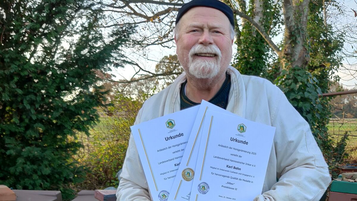 Karl Behn, Imker aus Cuxhaven, ist stolz auf seine Auszeichnungen: Er erhielt Gold und Silber für hochwertigen regionalen Honig. Foto: Behn