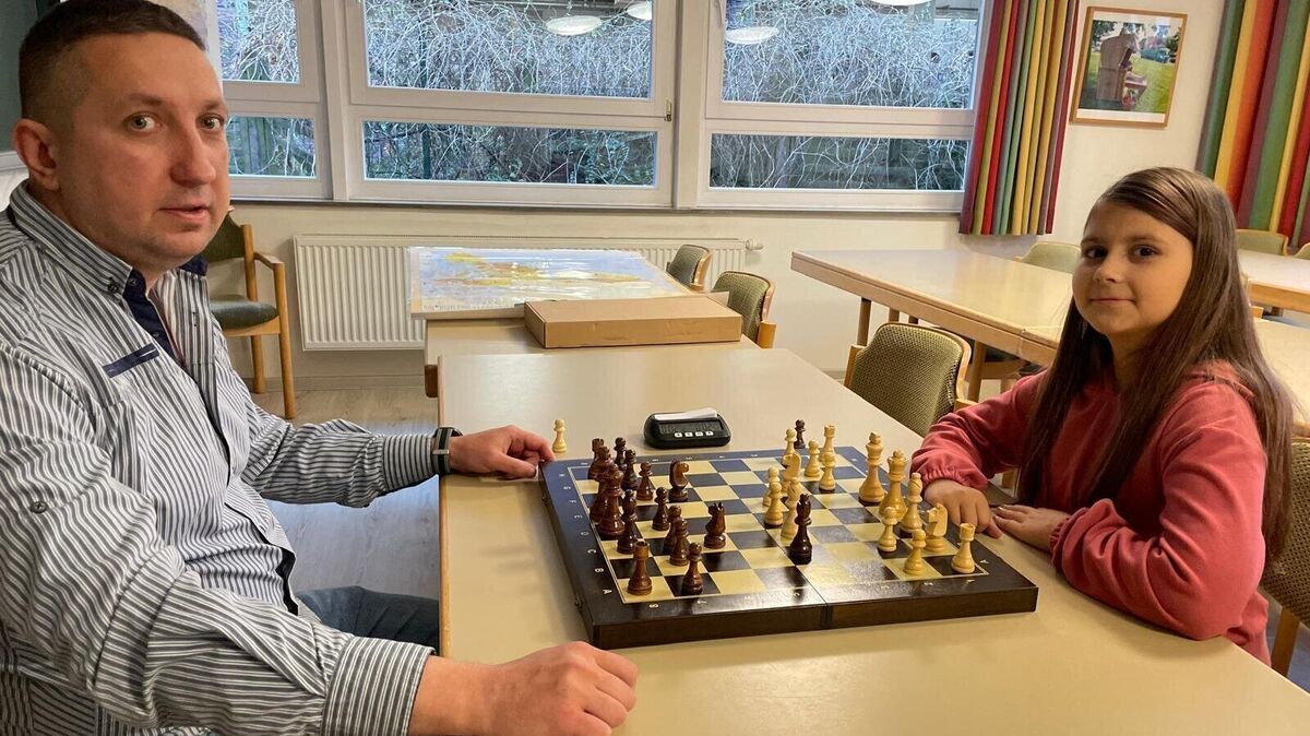 Alina mit ihrem Trainer Serhii Yaryna im Gemeindehaus Cadenberge. Foto: Kramp