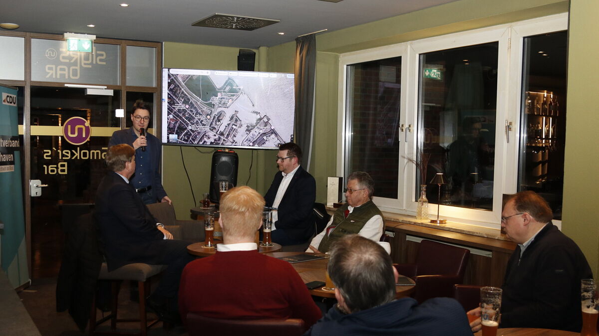 Der Bundestagsabgeordnete Christoph Frauenpreiß leitete durch einen "Stadtgespräch"-Abend, an dem sich die CDU auf eine Betrachtung bevorstehender Veränderungen an der örtlichen Wasserlinie fokussierte. Foto: Koppe
