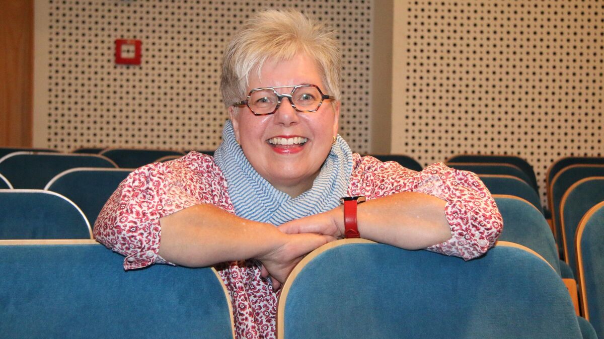 Andrea Hinke im leeren Zuschauersaal des Stadttheaters: die Arme auf der Rückenlehne des Vordersitzes, das Lächeln längst in Spielhaltung – ganz die Frau, die lieber vorn steht als hinten sitzt. Foto: Potschka