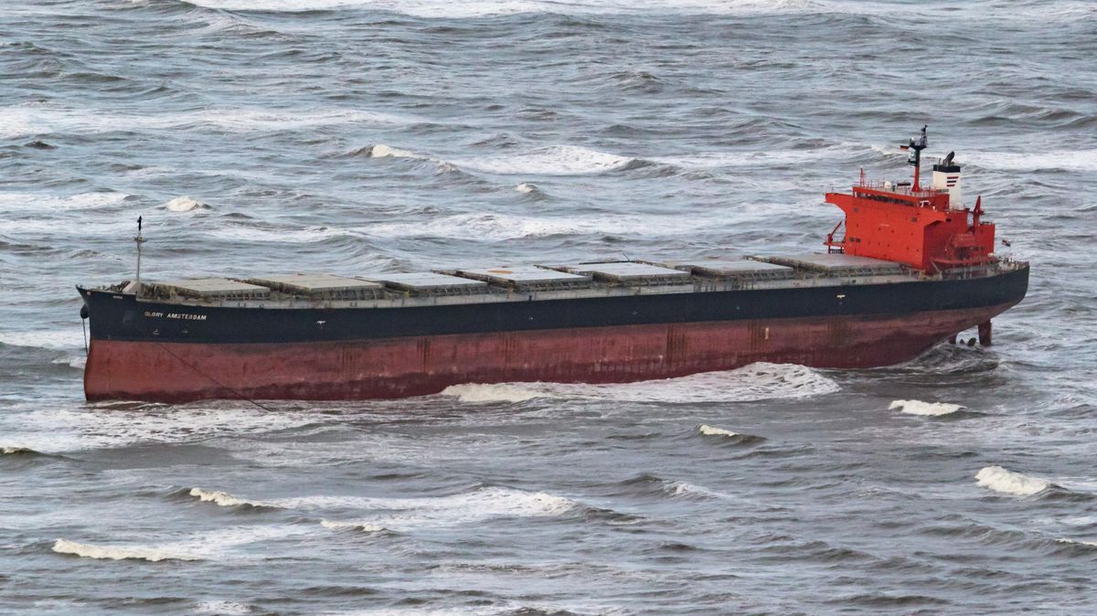 Der Frachter "Glory Amsterdam" strandete im Oktober 2017 vor der Insel Langeoog. Inzwischen hat die Bundesstelle für Seeunfalluntersuchung einen Zwischenbericht zum Unfallhergang vorgelegt und das Verkehrsministerium hat Verbesserungsvorschläge gemacht. Archivfoto: Assanimoghaddam