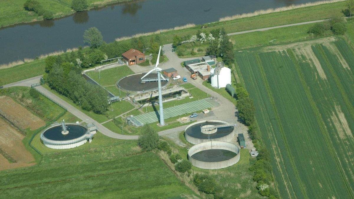 Blick auf die Hemmoorer Kläranlage. Sie wurde 1975 in Betrieb genommen und muss dringend modernisiert werden. Foto: Schröder