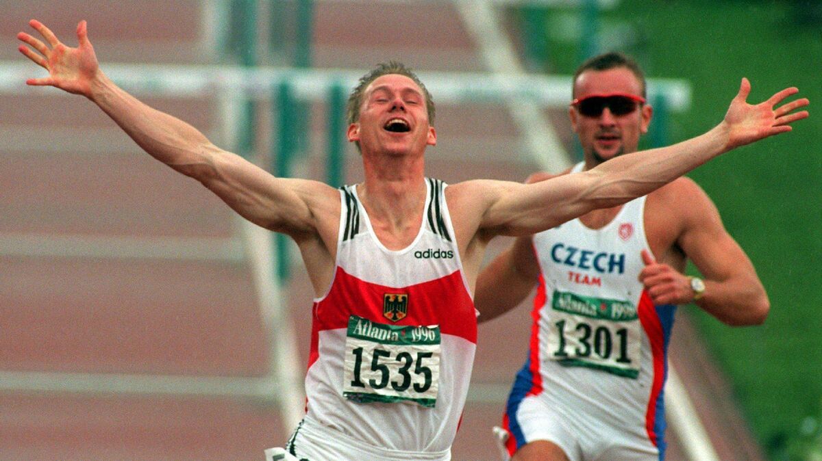 Frank Busemann (l.) wurde durch einen sensationellen Zehnkampf bei den Olympischen Spielen in Atlanta zum Liebling der Nation. Foto: Kleefeldt/dpa
