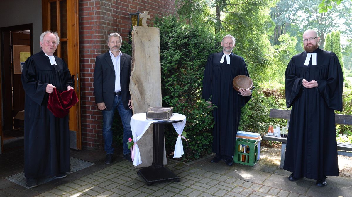 Auf dem Altar liegt die Bugenhagen-Bibel. Kriminalhauptkommissar Dirk Stehrenberg (2.v.l.) aus Cuxhaven hat sie in die Kirchengemeinde Cadenberge-Wingst zurückgebracht. Die Pastoren Bert Hitzegrad und Klaus Volkhardt sowie Vikar Markus Weskott gestalteten aus diesem Anlass einen Gottesdienst. Foto: Schult