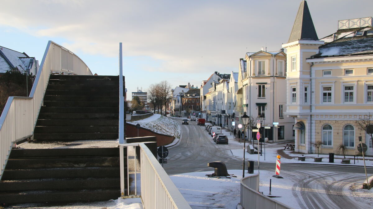 Der Bereich rund um den Slippen an der Stirnseite der Deichstraße wird ebenfalls völlig neu überplant. Am Freitagmorgen war das Areal von einer weißen Graupel- und Schneeschicht überdeckt. Foto: Potschka