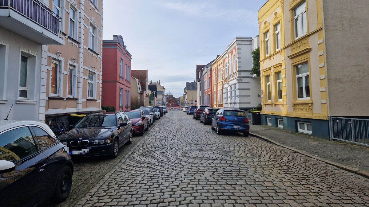 Die Stadt Cuxhaven plant, das über 100 Jahre alte Kopfsteinpflaster in der Wilhelm-Heidsiek-Straße durch Asphalt zu ersetzen. Das erhitzt die Gemüter der Anwohner. Foto: Fischer