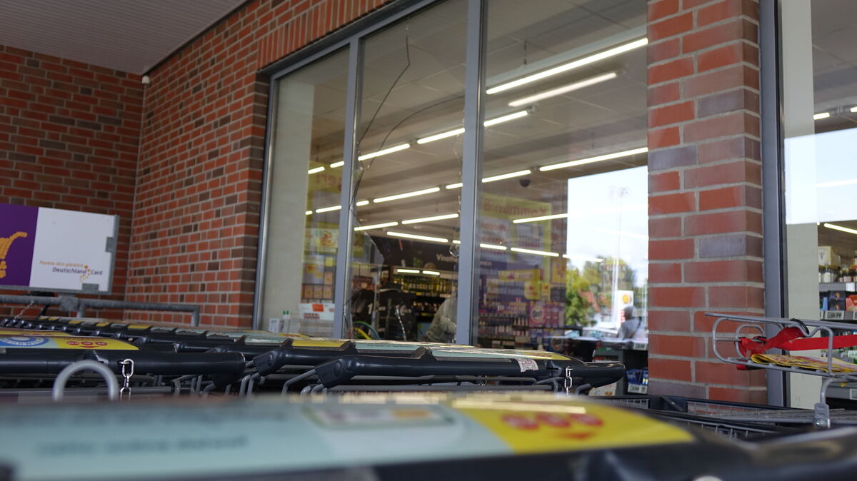 Die Scheibe in der Glasfront des Netto-Einkaufsmarktes ist am Freitagnachmittag noch zersprungen. Der mutmaßliche Täter soll sie zunächst eingeschlagen haben und dann über die Öffnung in den Verkaufsraum gestiegen sein, um sich dort zu verbarrikadieren. Foto: Lütt
