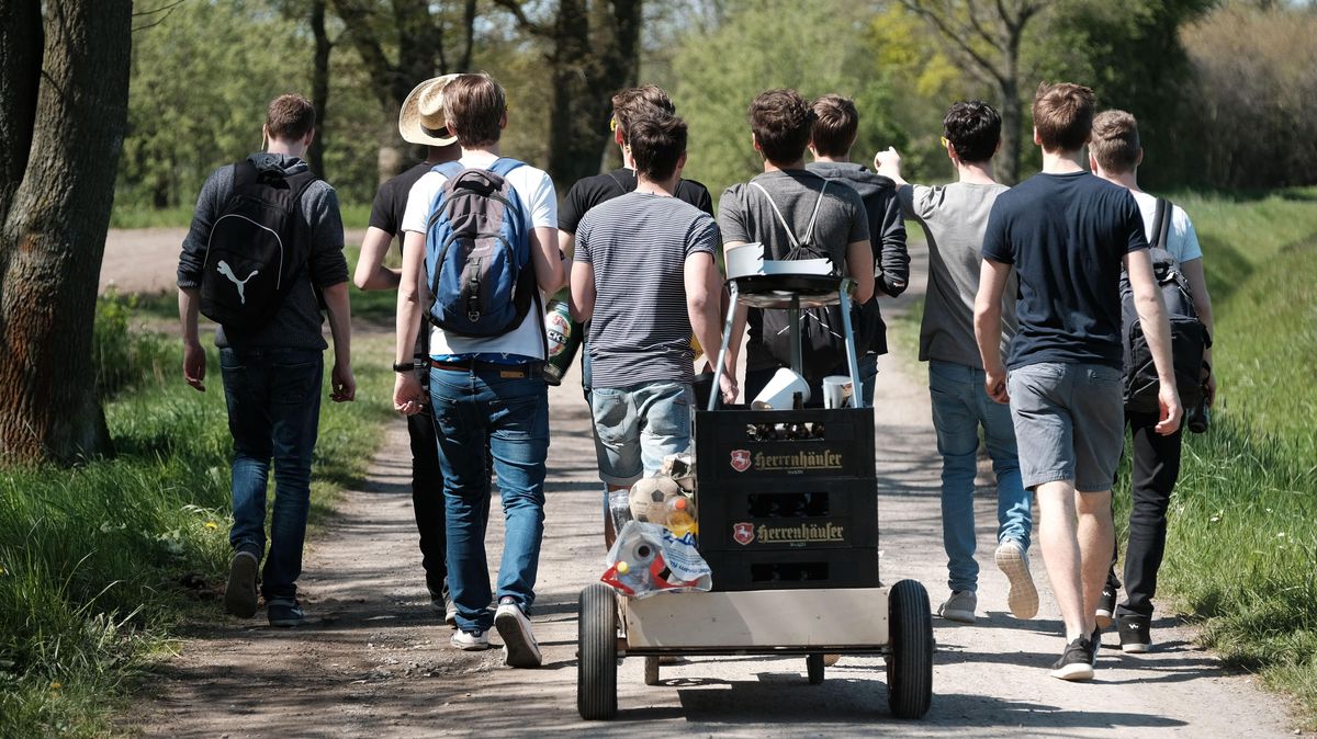Für gewöhnlich ziehen auch im Kreis Cuxhaven etliche Menschen am Feiertag Christi Himmelfahrt los - mit ausreichend Alkohol im Gepäck. Im zweiten Jahr in Folge wird das Ritual aber wohl nicht möglich sein. Symbolfoto: Peter Steffen/dpa
