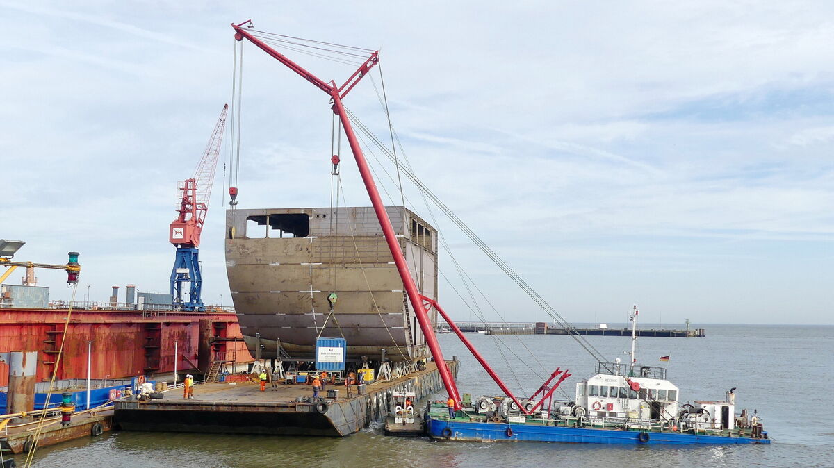 Im vergangenen Jahr wurden in Cuxhaven Rumpfsektionen und Teile für Aufbauten von Marineschiffen gebaut und am 17. Oktober verschifft. Foto: Lisa Sonntag
