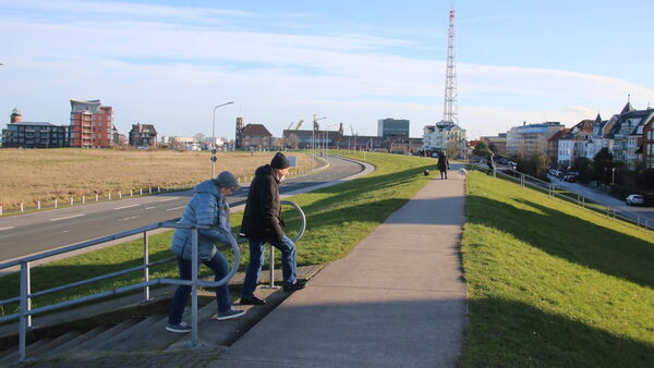 Deichkronenweg in Cuxhavens Grimmershörnbucht: Wie er breit und stabil werden kann