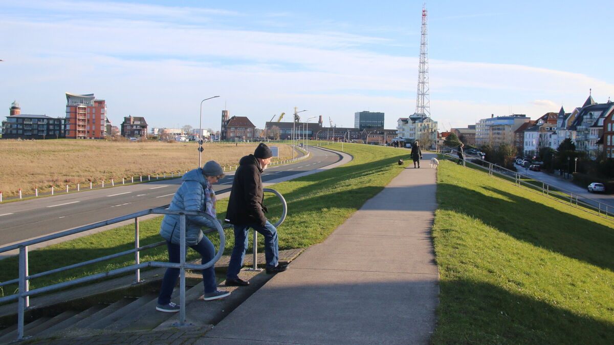 Der Deichkronenweg zwischen der Wetterwarte Cuxhaven und der Seefahrtschule wurde vor vielen Jahren aus Ortbeton gefertigt. Foto: Potschka