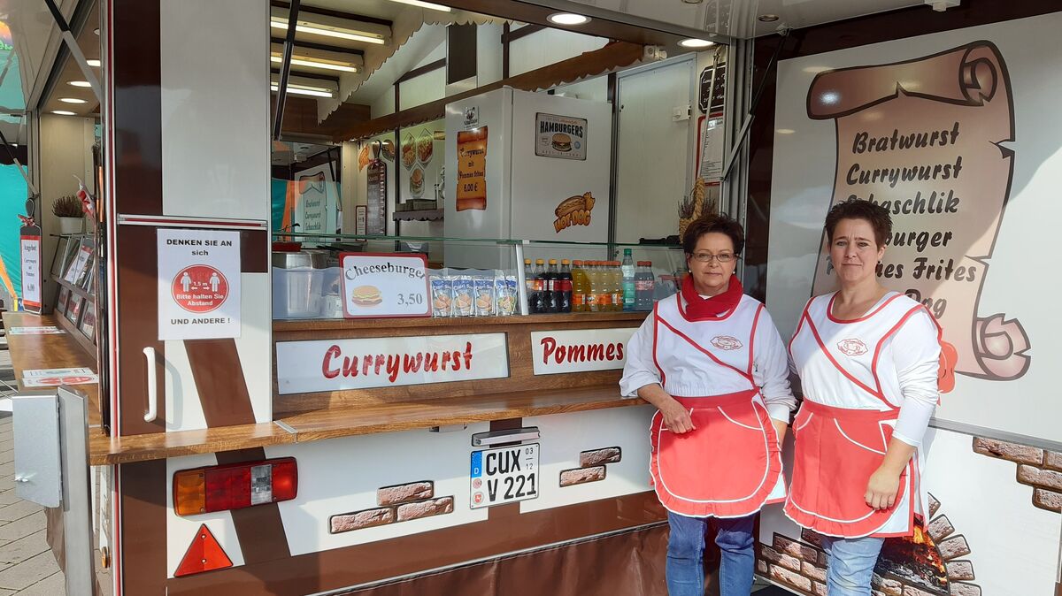Die Schaustellerinnen Virginia Lenzsch (links) und ihre Tochter Jasmin betreiben zusammen den Stand mit Grillspezialitäten. Foto: Steffens