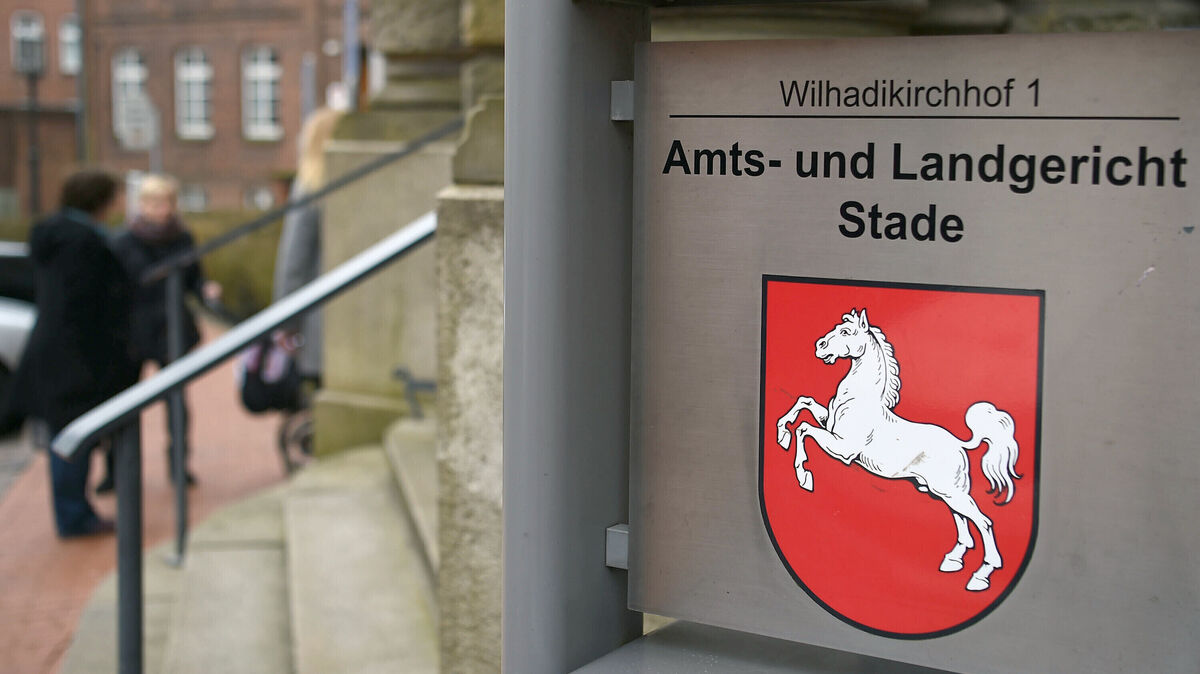 Vor der 5. Großen Wirtschaftskammer am Landgericht Stade muss sich eine 77-jährige Cuxhavenerin wegen Betrugs in einem besonders schweren Fall verantworten. Foto: Carmen Jaspersen