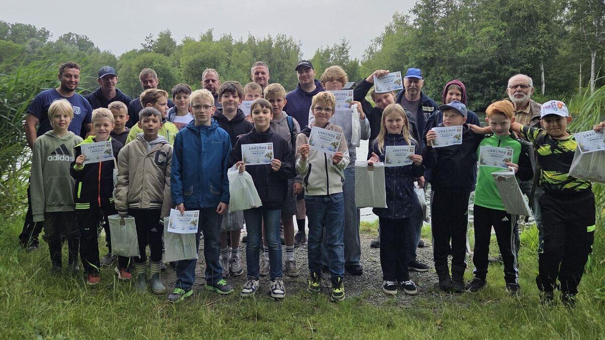 Kinder und Betreuer des ASV Hemmoor bei der Ferienspaß-Aktion am Tonsee in Hemmoor: Wegen der großen Nachfrage hatte der Verein die Teilnehmerzahl kurzfristig auf 20 Plätze erhöht. Foto: Lange