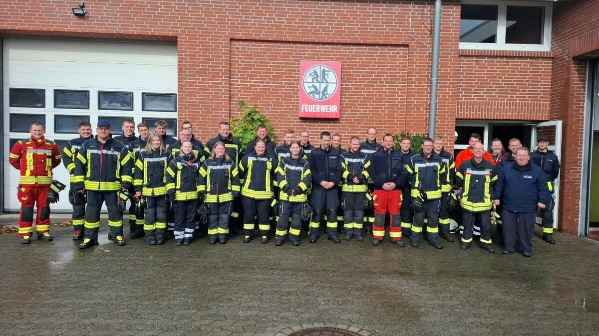 26 Feuerwehrkameraden bestehen Prüfung zum Truppführer. Foto: Lange