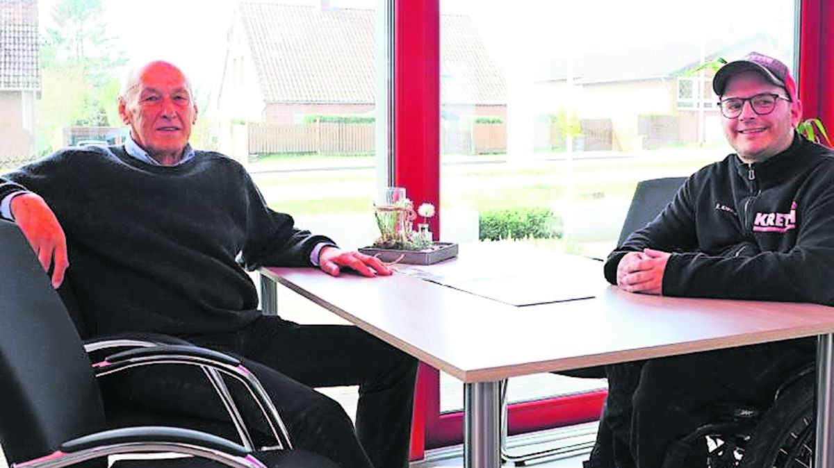 Die beiden Geschäftsführer Ernst und Frank Krethe (rechts) genießen die ersten Sonnenstrahlen in der neuen Wintergartenausstellung des Unternehmens. Foto: Schult