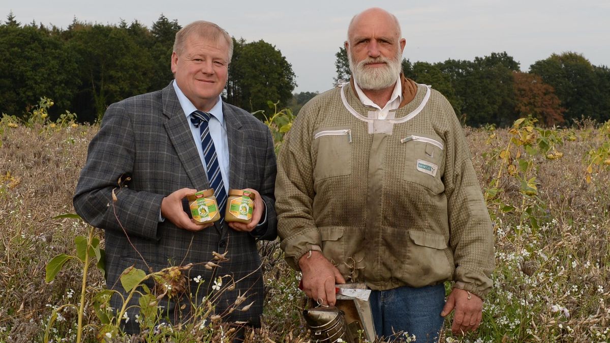 Lamstedts Bürgermeister Manfred Knust (links) freut sich über die erste Ernte von Wanderimker Hellmut Lührs aus Oese. Foto: Schult