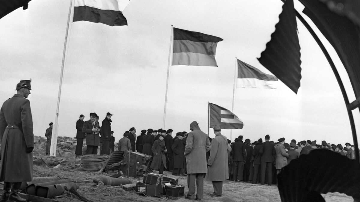 Die Flaggen von Helgoland (r.), der Bundesrepublik Deutschland (M.), der Europäischen Bewegung (unten) und von Schleswig-Holstein (l.) wurden am 1. März 1952 auf der Hochseeinsel Helgoland gehisst. Seit 70 Jahren gehört Helgoland wieder zu Deutschland. Foto: dpa