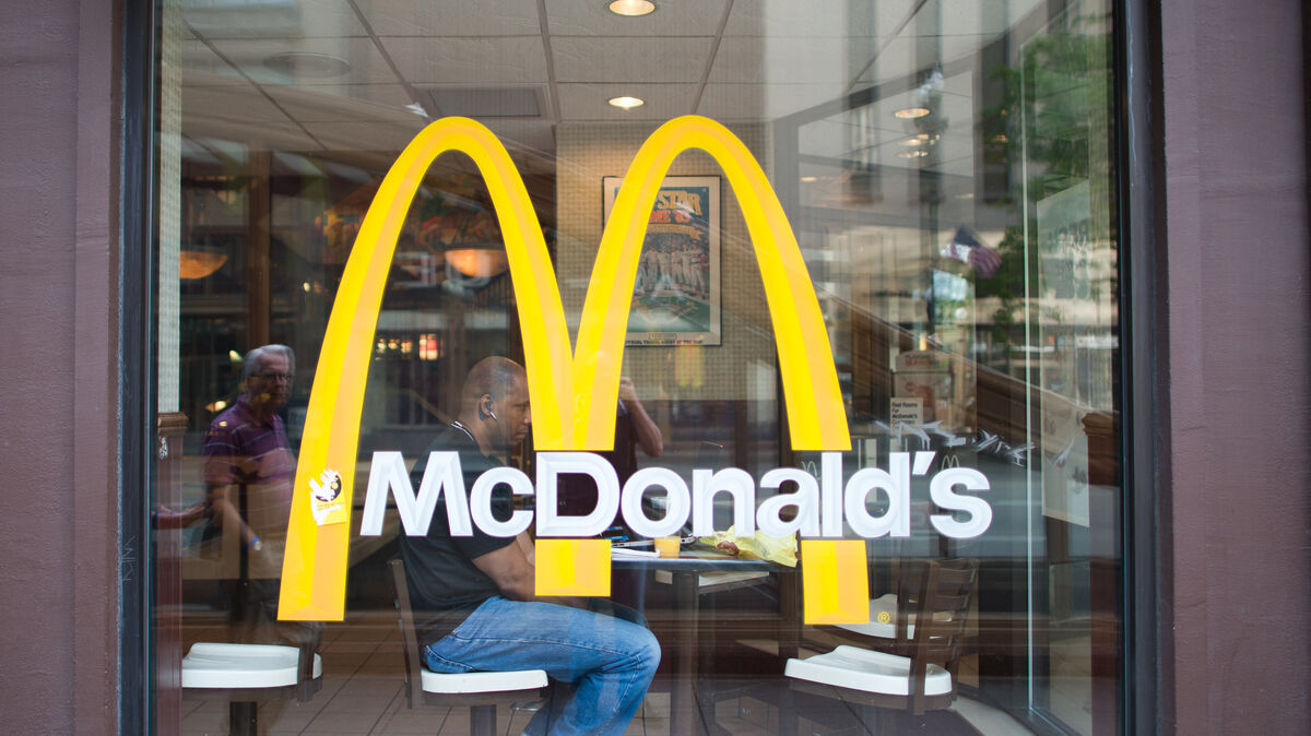 Zeigt McDonald's demnächst auch an der Oste Flagge? Foto: Peer Grimm / dpa