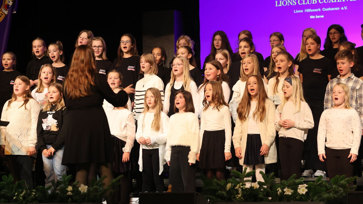 Die Viertklässler des Grundschul-Chors Nordholz standen mit den "Sunset Chords Junior" des AAG auf der Bühne. Fotos: May