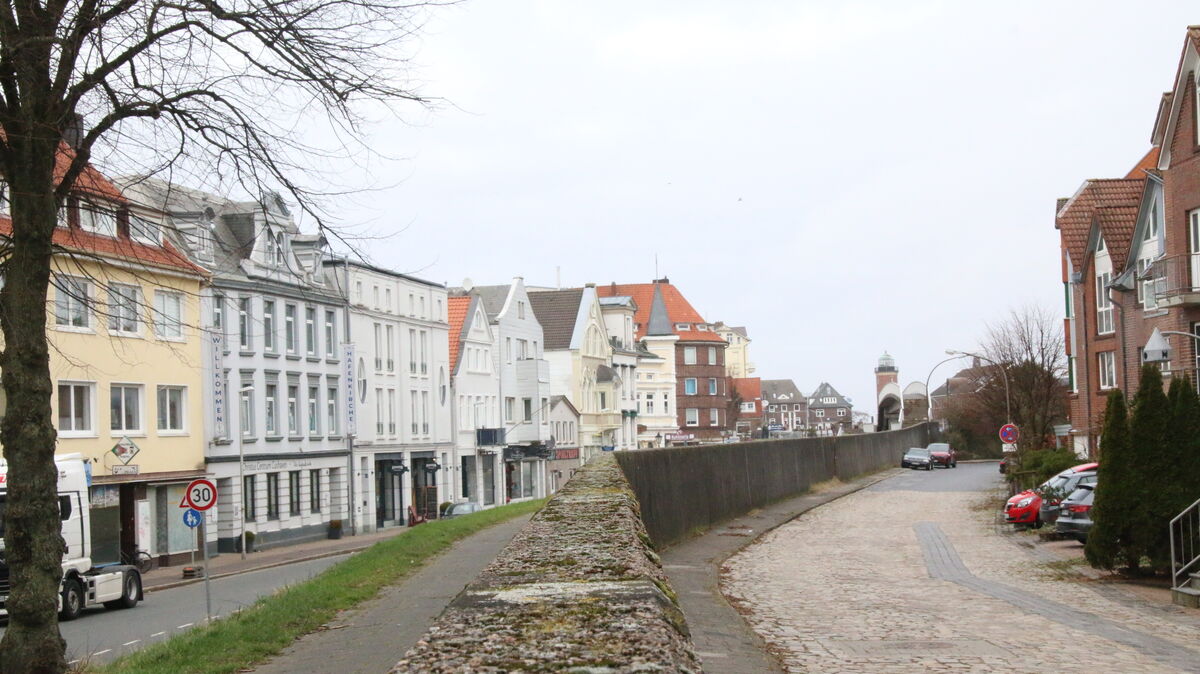 Die alte Flutschutzmauer, die für die Deichsicherheit der Stadt schon lange nicht mehr von Bedeutung ist, ist vielen Bürgern und Gästen der Stadt ein Dorn im Auge. Foto: Potschka